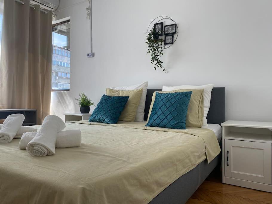 2 Bedroom Apartment With Terrace In City Center Бухарест Экстерьер фото