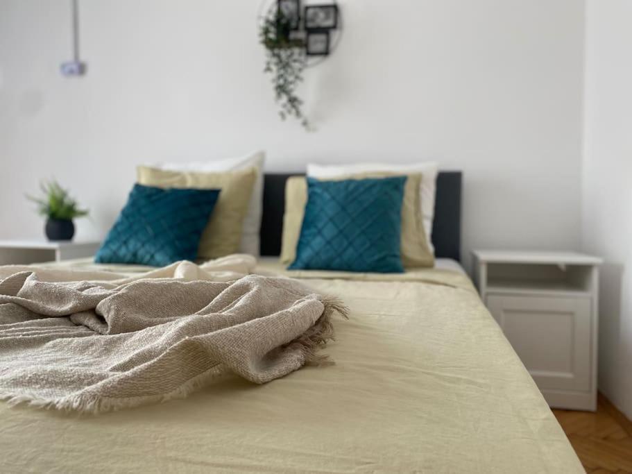 2 Bedroom Apartment With Terrace In City Center Бухарест Экстерьер фото